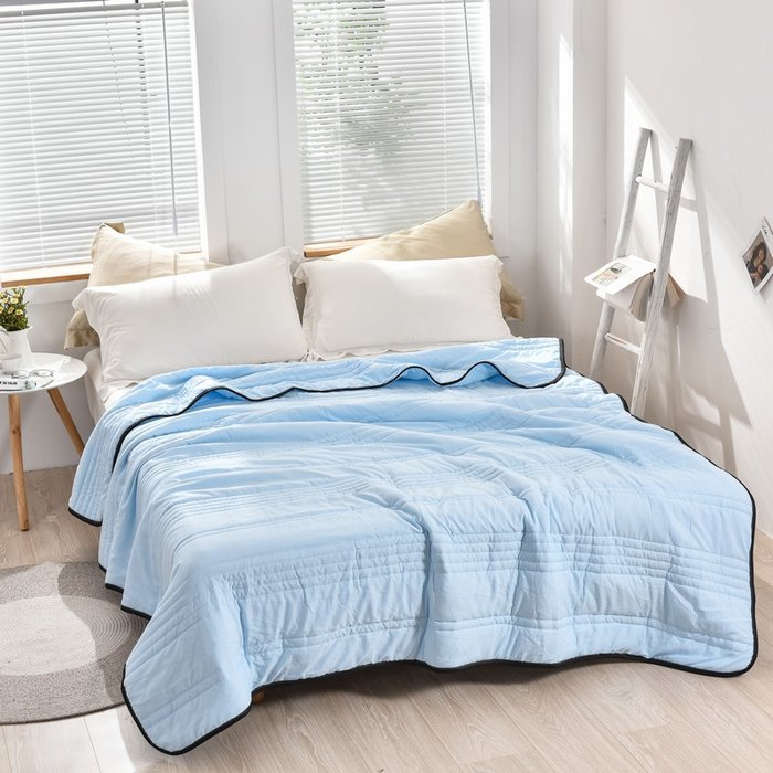 Breathable and cooling blanket for the summer