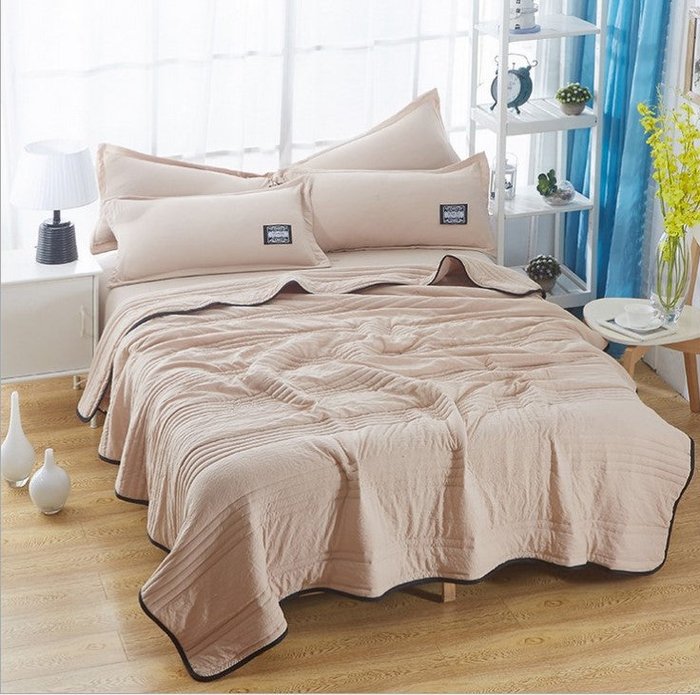 Breathable and cooling blanket for the summer