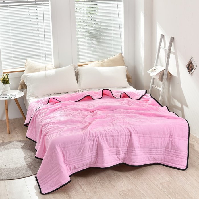 Breathable and cooling blanket for the summer